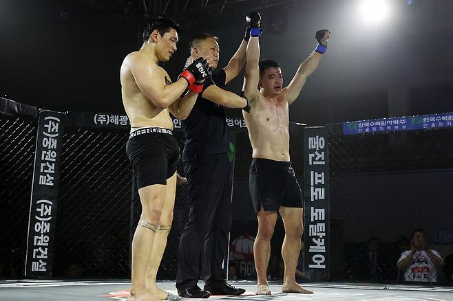 ▲ 차인호를 이기고 울진FC 초대 미들급 챔피언에 오른 김은수