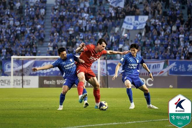 ▲ 수원이 부산 원정에서 다득점 승리로 무패 행진에 안착했다 ⓒ한국프로축구연맹