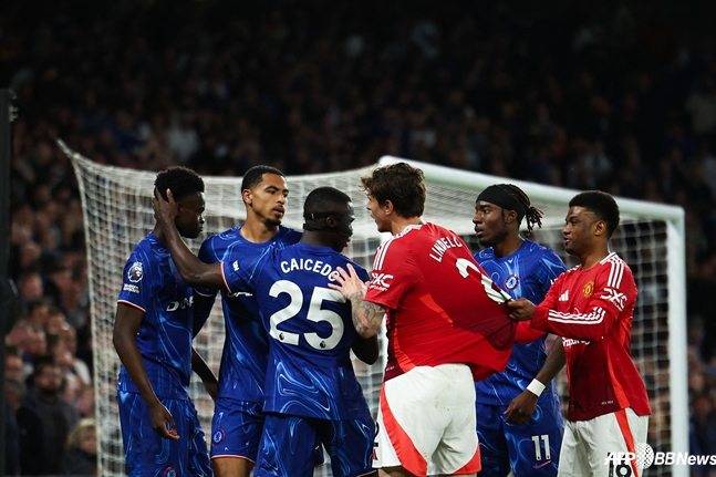 맨체스터 유나이티드와 첼시 선수들이 경기 중 언쟁을 벌이고 있다. /AFPBBNews=뉴스1