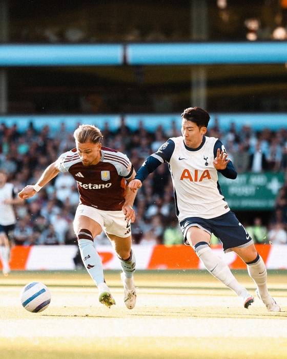 손흥민(오른쪽)이 17일 오전 3시 30분(한국시간) 영국 버밍엄의 빌라 파크에서 열린 2024~2025시즌 잉글랜드 프리미어리그(EPL) 38라운드 아스톤 빌라전에서 상대 선수와 몸싸움을 하고 있다. /사진=토트넘 공식 SNS 갈무리