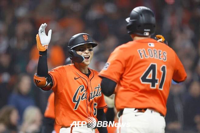 이정후(왼쪽)가 17일(한국 시각) 애슬레틱스전에서 8회말 솔로포를 터트린 윌머 플로레스와 하이파이브를 하고 있다. /AFPBBNews=뉴스1