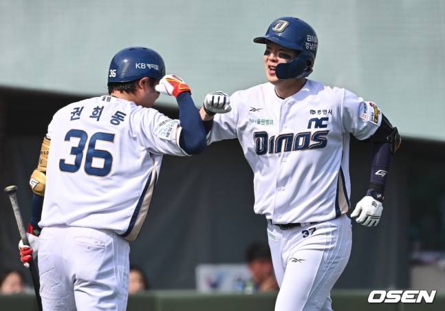NC 박건우(오른쪽)가 17일 울산 키움전에서 홈런을 터트리고 들어오고 있다.