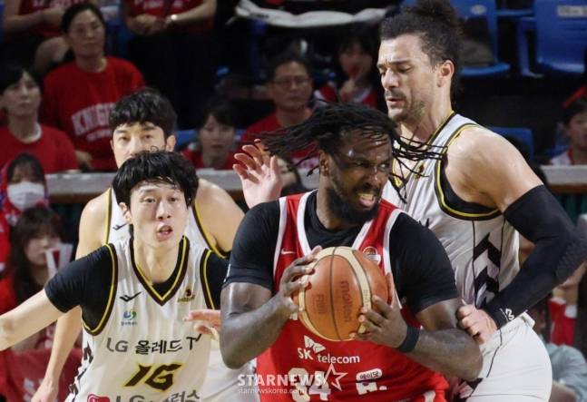 몸 싸움을 펼치는 자밀 워니(가운데). /사진=김진경 대기자