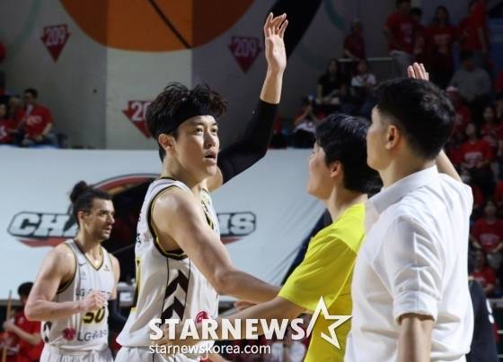 허일영(왼쪽)과 조상현 감독. /사진=김진경 대기자