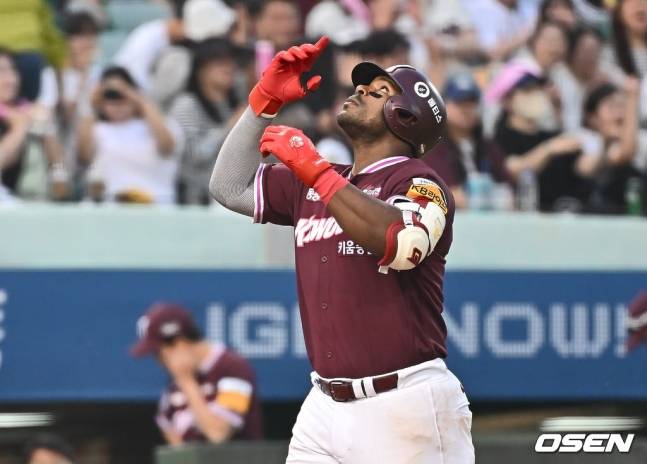 키움 야시엘 푸이그가 17일 울산 NC전에서 3회 솔로홈런을 터트리고 있다.