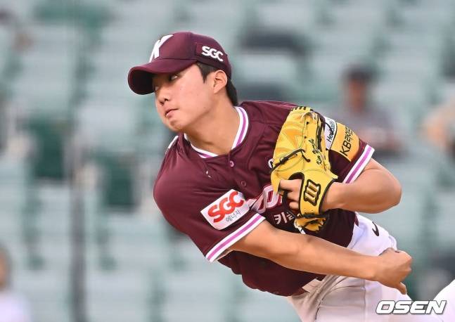 키움 김연주가 17일 울산 NC전에서 역투하고 있다.