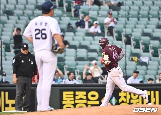키움 푸이그(오른쪽)가 17일 울산 NC전에서 3회 솔로홈런을 터트리고 그라운드를 돌고 있다.
