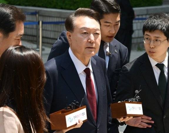 윤석열 전 대통령(가운데)이 5월 12일 서울중앙지법에서 열린 내란 및 직권남용 권리행사 방해 혐의 사건의 세 번째 공판에 공개 출석하고 있다.&nbsp; 뉴시스