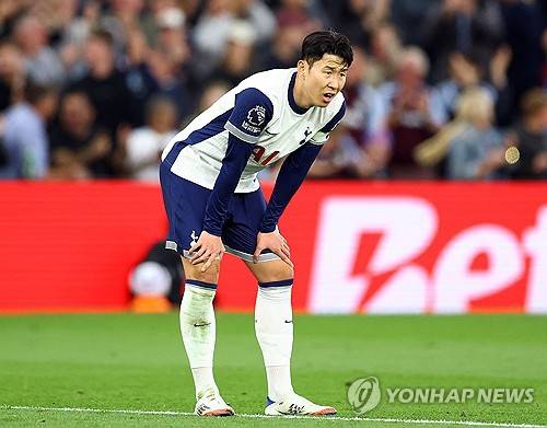 손흥민은 17일(한국시간) 영국 버밍엄의 빌라 파크에서 열린 2024-2025 프리미어리그 37라운드 원정 경기에서 4-2-3-1 포메이션의 왼쪽 날개로 선발 출전해 후반 29분 교체아웃될 때까지 74분을 뛰었다. 손흥민은 지난 11일 열린 크리스털 팰리스와의 홈 경기에서 후반 초반 교체로 들어와 32분을 뛰었다.애스턴 빌라전에선 출전 시간이 더 늘어날 것으로 예상됐고 나름대로 충분한 시간을 뛰었다. 유로파리그 결승전 선발 출전도 체력적으로 가능하다는 점을 알렸다. 다만 그라운드 볼 경합을 6번 시도해 모두 실패하는 등 경기력은 좋지 않았다. 연합뉴스