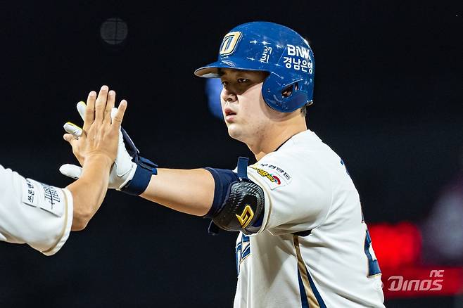 NC 포수 김형준은 17일 울산문수야구장에서 열린 '2025 신한 SOL Bank KBO 리그' 키움과 더블헤더 1경기에서 8번타자 포수로 선발 출전했다. 7회말 결승타를 포함해 2타점을 기록. 공격에 활력을 불어넣었다. NC 다이노스