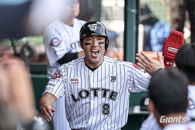 롯데 자이언츠 캡틴 전준우가 17일 부산 사직야구장에서 열린 2025 신한 SOL Bank KBO리그 롯데 삼성 라이온즈와의 팀 간 4차전 및 더블헤더 1차전에서 6회말 동점 득점을 기록한 뒤 기뻐하고 있다. 사진 롯데 자이언츠