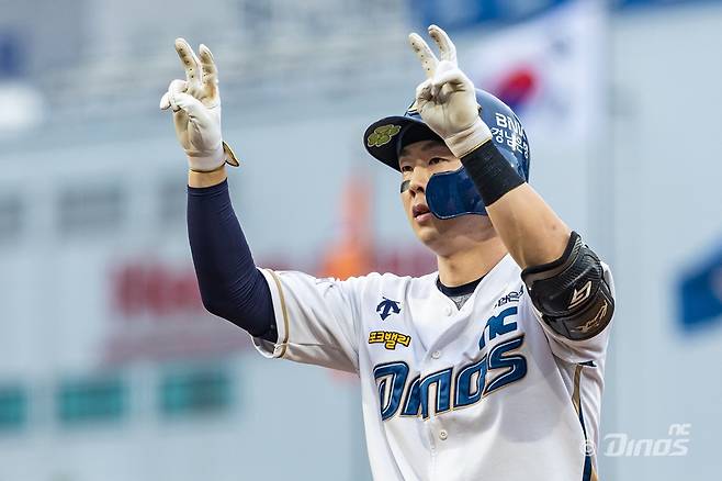 NC 외야수 박건우는 17일 울산문수야구장에서 열린 '2025 신한 SOL Bank KBO 리그' 키움과 더블헤더 1경기에서 4번 지명타자로 선발 출전했다. 5회말 동점을 만드는 솔로포를 터트려 팀 승리에 힘을 보탰다. NC 다이노스