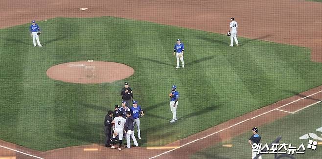 17일 부산 사직야구장에서 열린 롯데 자이언츠와 삼성 라이온즈의 더블헤더 2차전에서 3회말 롯데 전준우가 몸에 맞는 공 이후 흥분하면서 잠시 경기가 중단됐다. 사진 엑스포츠뉴스