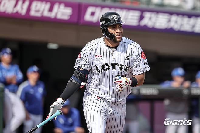 롯데 자이언츠 외국인 타자 빅터 레이예스가 17일 부산 사직야구장에서 열린 2025 신한 SOL Bank KBO리그 삼성 라이온즈와의 팀 간 5차전 및 더블헤더 2차전에서 2안타 2타점으로 활약하며 팀 승리를 이끌었다. 사진 롯데 자이언츠
