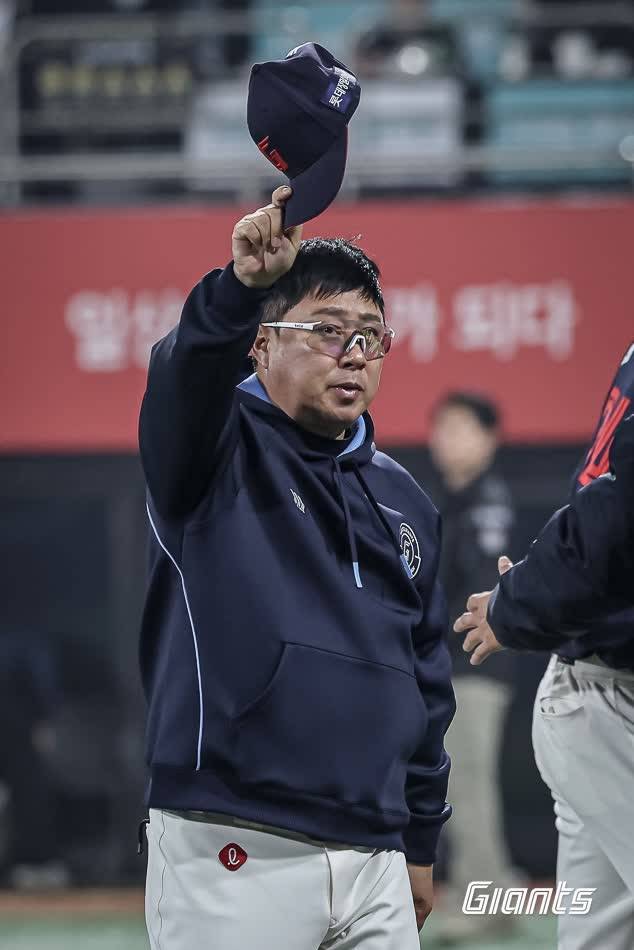 김태형 감독이 이끄는 롯데 자이언츠가 17일 부산 사직야구장에서 열린 2025 신한 SOL Bank KBO리그 삼성 라이온즈와의 더블헤더 1, 2차전을 모두 승리하고 2연승을 내달렸다. 사진 롯데 자이언츠