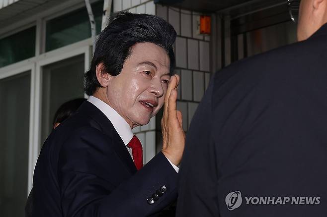 구속 갈림길에 선 허경영 (의정부=연합뉴스) 임병식 기자 = 16일 오후 경기도 의정부시 가능동 의정부지방법원에서 사기와 정치자금법 위반, 준강제추행 등의 혐의를 받는 허경영 국가혁명당 명예대표가 구속 전 피의자 심문에 앞서 취재진 질문에 답변하고 있다. 2025.5.16 andphotodo@yna.co.kr