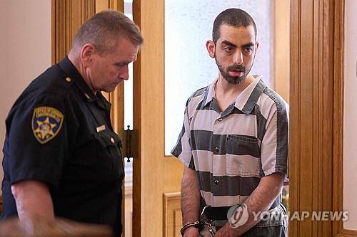 법정 들어서는 '악마의시' 작가 루슈디 살인미수범  [메이빌[미 뉴욕주] AFP=연합뉴스. 재판매 및 DB 금지]