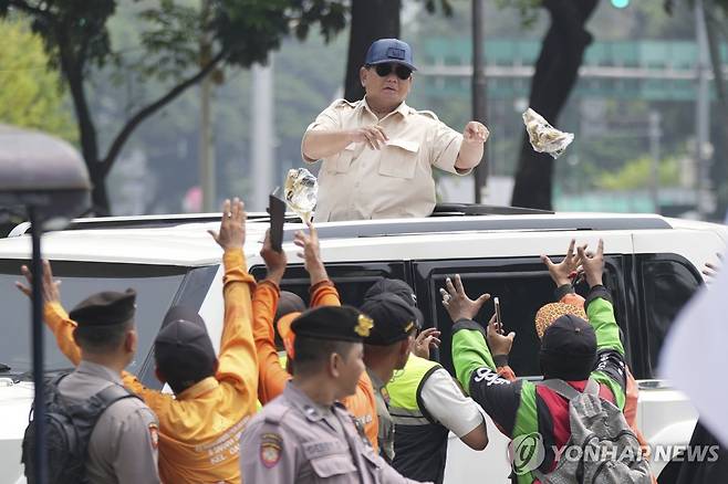 프라보워 수비안토 인도네시아 대통령 프라보워 수비안토 인도네시아 대통령이 지난 1일 자카르타에서 열린 노동절 집회에 참석한 뒤 자신을 기다리던 지지자들에게 티셔츠를 던지고 있다. 
[AP 연합뉴스 자료사진. 재판매 및 DB 금지]