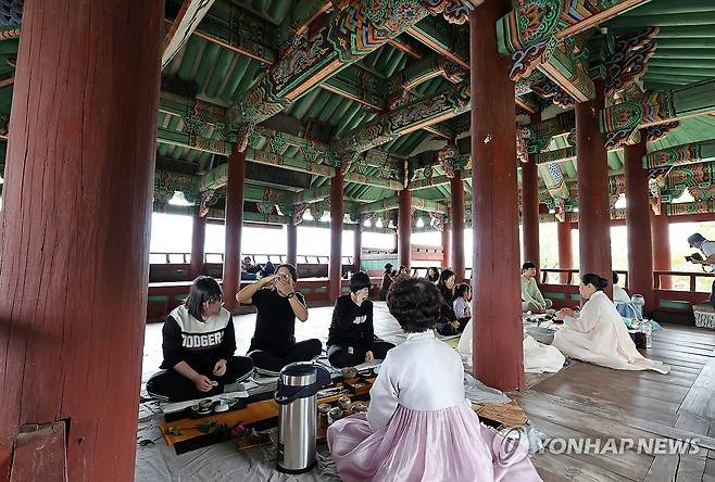 경포대 정자에서 음미하는 전통차 [연합뉴스 자료사진]