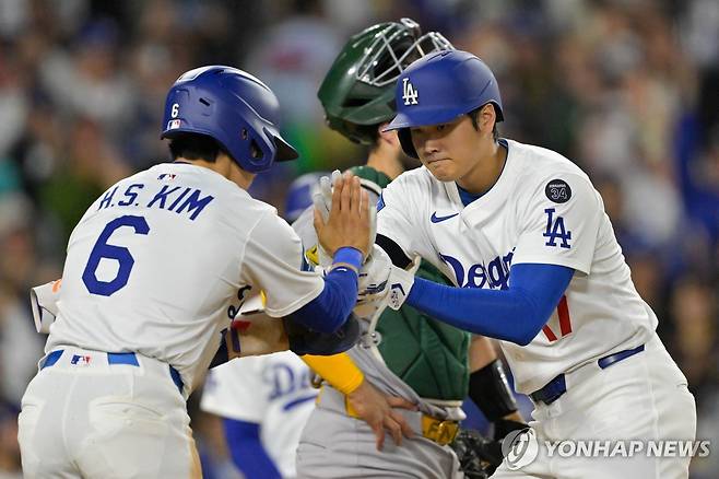 홈런 세리머니를 하는 김혜성(왼쪽)과 오타니.  [로이터=연합뉴스] Mandatory Credit: Jayne Kamin-Oncea-Imagn Images