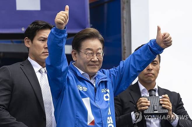 이재명, 나주에서 주말 유세 시작 (나주=연합뉴스) 황광모 기자 = 더불어민주당 이재명 대선후보가 17일 전남 나주시 금성관 망화루 앞에서 열린 유세에 입장하며 시민들을 향해 인사하고 있다.  2025.5.17 hkmpooh@yna.co.kr