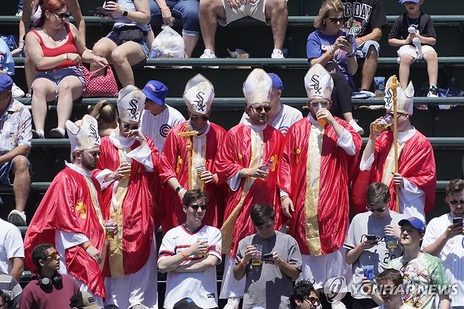 교황 복장을 하고 경기장을 찾은 화이트삭스 팬들. [로이터=연합뉴스] Mandatory Credit: David Banks-Imagn Images