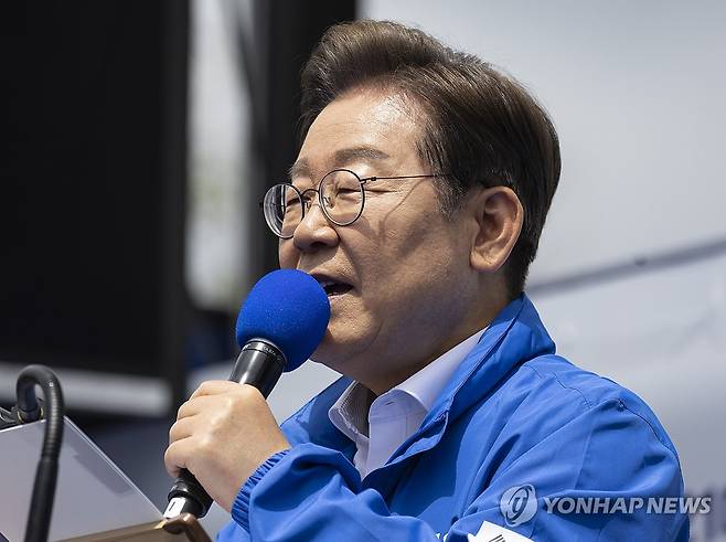 농업 정책 중요성 강조하는 이재명 후보 (나주=연합뉴스) 황광모 기자 = 더불어민주당 이재명 대선후보가 17일 전남 나주시 금성관 망화루 앞에서 열린 유세에서 농업 정책 강화에 대한 연설을 하고 있다.  2025.5.17 hkmpooh@yna.co.kr