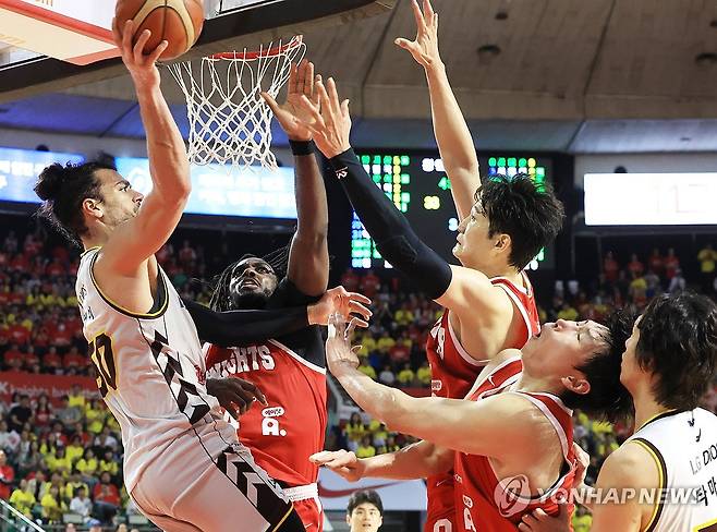 프로농구 챔피언결정전 (서울=연합뉴스) 최재구 기자 = 17일 서울 잠실학생체육관에서 열린 2024∼2025시즌 프로농구 서울 SK 나이츠와 창원 LG 세이커스의 챔피언결정전 7차전 경기에서 양 팀 선수들이 리바운드를 다투고 있다. 2025.5.17 jjaeck9@yna.co.kr