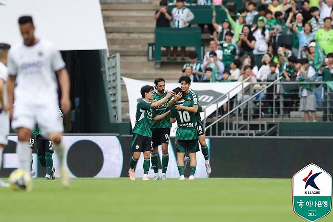 선제골을 도운 송민규(10번)에게 안겨 세리머니 하는 전북 전진우. [한국프로축구연맹 제공. 재판매 및 DB 금지]