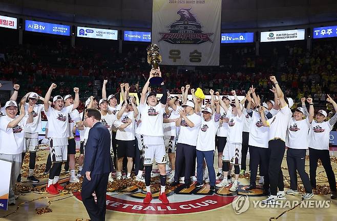 우승 기뻐하는 LG세이커스 (서울=연합뉴스) 최재구 기자 = 17일 서울 잠실학생체육관에서 열린 2024∼2025시즌 프로농구 서울 SK 나이츠와 창원 LG 세이커스의 챔피언결정전 7차전 경기에서 승리한 LG 선수들이 환호하고 있다. 2025.5.17 jjaeck9@yna.co.kr