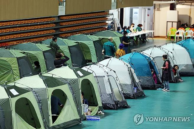 대피소 생활 시작한 광주 광산구 주민들 (광주=연합뉴스) 정다움 기자 = 금호타이어 광주공장 화재가 발생한 17일 오후 광주 광산구 광주여자대학교 체육관에 마련된 대피소에서 주민들이 이동하고 있다.
    이날 오전 7시11분께 시작한 불은 꺼지지 않고 13시간째 이어지고 있다. 2025.5.17 daum@yna.co.kr