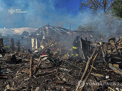 지난 14일 러시아의 공습을 당한 우크라이나 수미 지역 [AP=연합뉴스 자료사진. 재판매 및 DB금지]