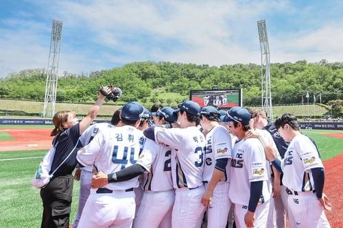 17일 울산 더블헤더 1차전서 승리한 NC 선수단 [NC 다이노스 제공. 재판매 및 DB 금지]