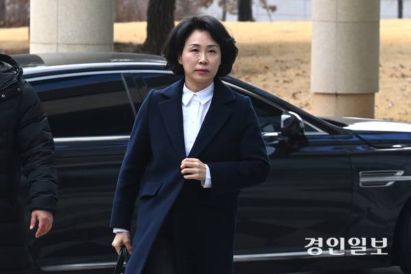 공직선거법 위반 혐의로 벌금형을 선고받은 더불어민주당 이재명 대표 배우자 김혜경씨의 항소심 첫 재판이 열린 3월 18일 오후 수원시 영통구 수원지방법원에 출석하고 있다. 2025.3.18 /최은성기자 ces7198@kyeongin.com