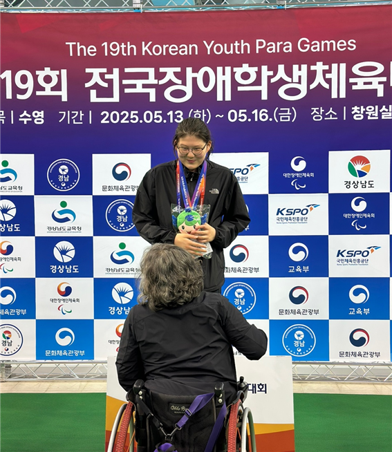 제19회 전국장애학생체육대회에서 인천 선수단의 최다관왕인 4관왕을 차지한 수영 종목의 이하연(인천여중). /인천시장애인체육회 제공