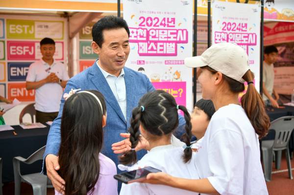 백영현 포천시장이 지난해 5월 열린 포천 인문도시 페스티벌에 참석해 어린이들과 이야기를 나누고 있다. /포천시 제공