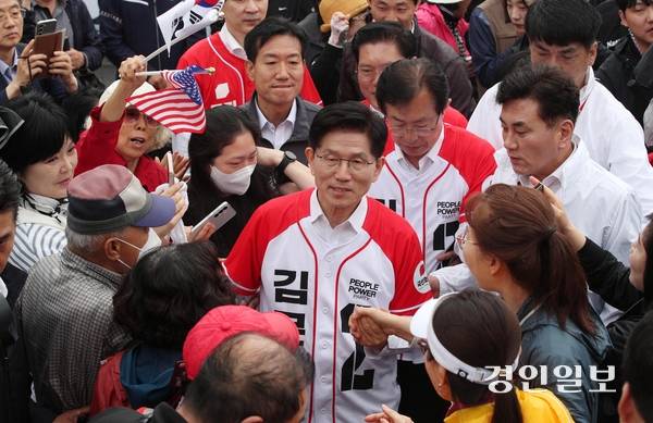 국민의힘 김문수 대선 후보가 16일 오전 수원시 팔달구 지동교에서 집중 유세에 나서 시민들에게 지지를 호소하고 있다. 2025.5.16 /이지훈기자 jhlee@kyeongin.com