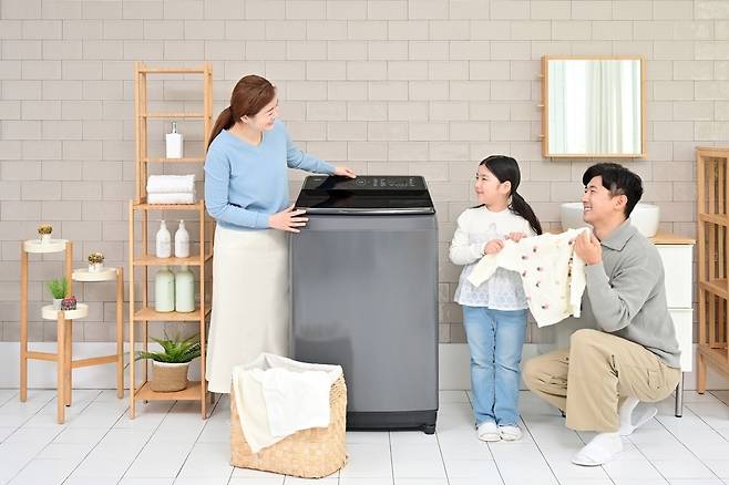 ▲ 삼성전자가 전자동 세탁기에 AI 기능을 탑재한 2025년형 'AI 통버블 세탁기' 신제품을 출시한다. /사진제공=삼성전자