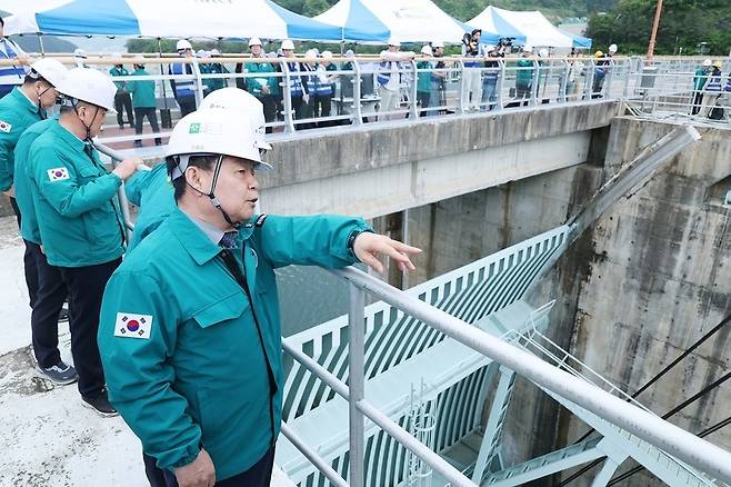 ▲ 윤석대 한국수자원공사 사장이 지난 15일 충주댐 시험방류 현장에서 주요 시설물 점검을 진행했다. /사진제공=K-water