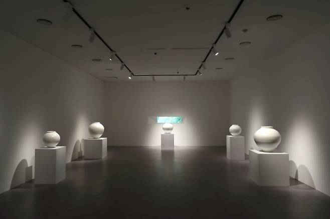 2025 경기생활도자미술관 상반기 기획전 중 강민수 작가 달항아리 전시 전경. 사진=한국도자재단