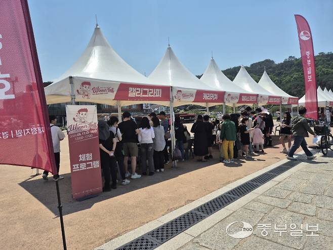 18일 수원 화성행궁광장에서 진행된 2025 위너볼 3x3 전국 농구대회서 방문객들이 체험 부스를 이용하고 있다. 이건우기자