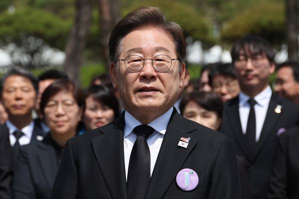 불어민주당 이재명 대선후보가 18일 광주광역시 북구 국립 5·18민주묘지에서 열린 5·18민주화운동 45주년 기념식에 참석한 뒤 취재진과 만나 이날 발표한 개헌 관련 입장에 대한 질문에 답하고 있다. [사진 = 연합뉴스]