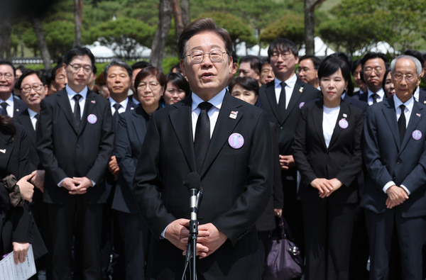 더불어민주당 이재명 대선후보가 18일 광주광역시 북구 국립 5·18민주묘지에서 열린 5·18민주화운동 45주년 기념식에 참석한 뒤 취재진과 만나 인터뷰 하고 있다. 사진=공동 취재