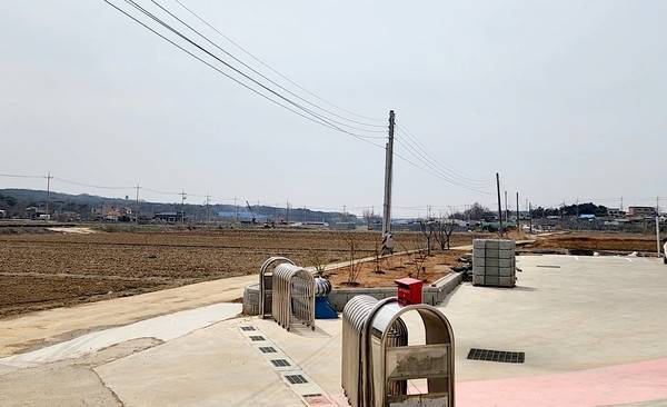 화성시 우정읍 소재의 한 농지. 논길을 따라 이어진 배수로 옆으로 공사 등이 진행되고 있다.