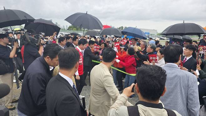 김문수 후보가 이날 지지자들과 만나 환담하고 있다. 사진=이희택 기자.