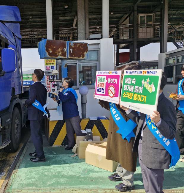 제6차 계절관리제 기간 동안 전남도 관계자들이 미세먼지 줄이기 캠페인을 진행하고 있다. 전남도 제공