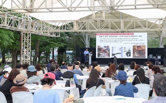 방연석 오영수문학상 심사위원이 지난 17일 열린 '심포지엄&소설콘서트'에서 '오영수 소설 지역문학의 길을 열다'라는 주제로 발표를 하고 있다. 이수화 기자