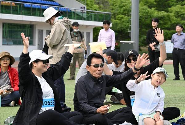 진해만생태숲걷기대회가 18일 창원시 진해구 풍호공원운동장 및 진해드림로드 일원에서 열렸습니다. /김구연 기자