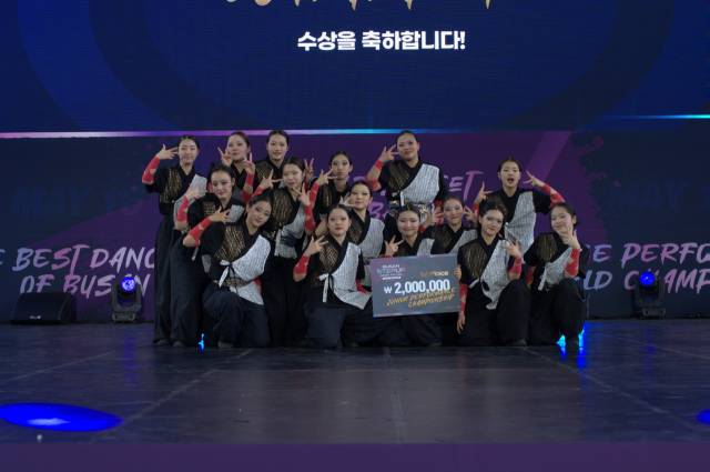 2025 부산스텝업댄스페스티벌 ‘주니어 퍼포먼스 챔피언십’ 부문에서 1등을 차지한 ‘웰보스 크루’. 청년문화진흥협회 제공