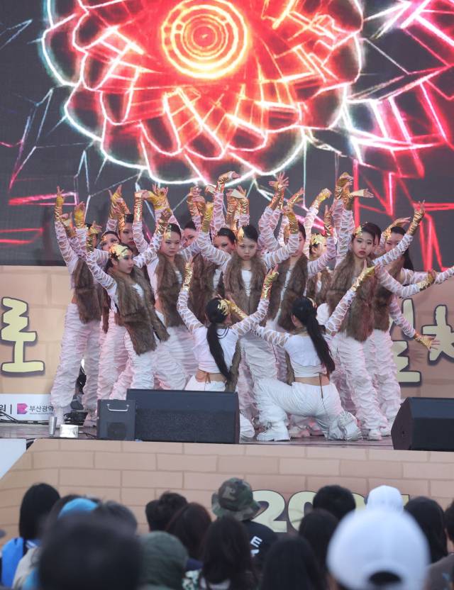 17일 오후 부산 해운대해수욕장에서 열린 ‘해운대 모래축제와 함께하는 2025 해운대글로컬 댄스 컴페티션’ 참가자들이 화려한 군무를 선보이고 있다. 정종회 기자 jjh@